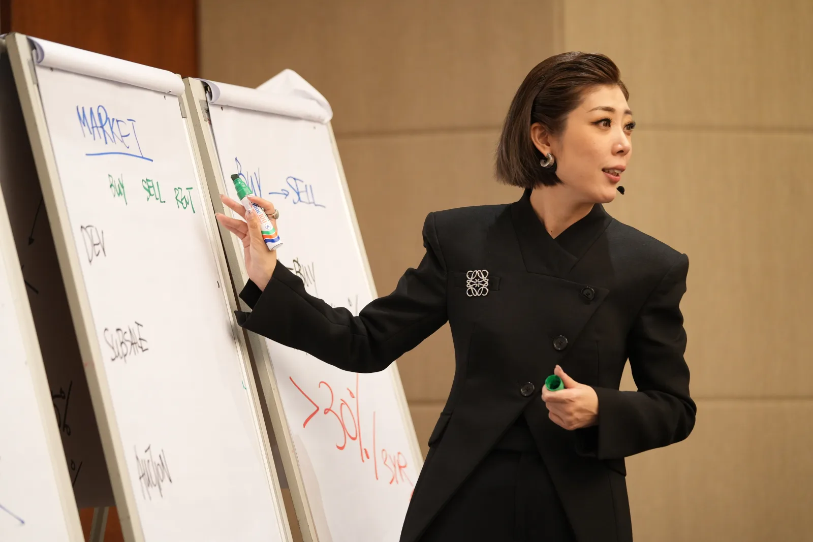 一洪老师在课程现场讲解香港房产市场框架